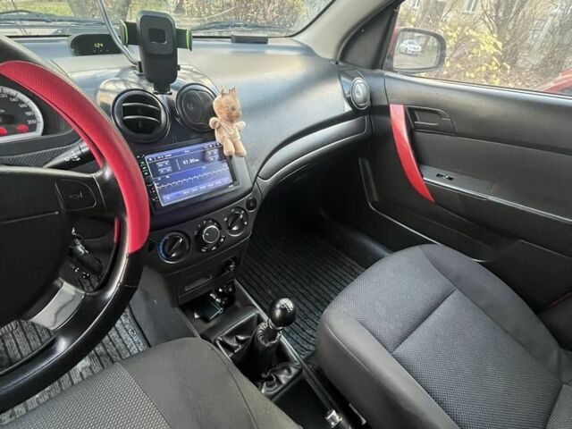 Красный Шевроле Авео, объемом двигателя 1.5 л и пробегом 184 тыс. км за 3000 $, фото 9 на Automoto.ua