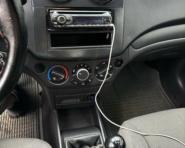 Красный Шевроле Авео, объемом двигателя 1.5 л и пробегом 107 тыс. км за 2100 $, фото 10 на Automoto.ua