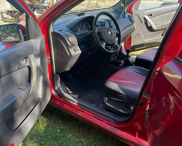 Красный Шевроле Авео, объемом двигателя 1.5 л и пробегом 210 тыс. км за 3400 $, фото 2 на Automoto.ua