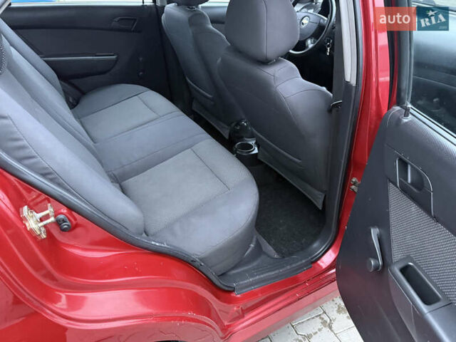Красный Шевроле Авео, объемом двигателя 1.4 л и пробегом 180 тыс. км за 3300 $, фото 10 на Automoto.ua