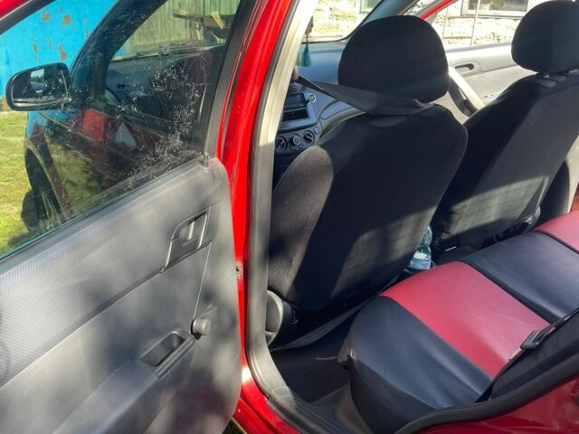 Красный Шевроле Авео, объемом двигателя 1.5 л и пробегом 210 тыс. км за 3400 $, фото 1 на Automoto.ua