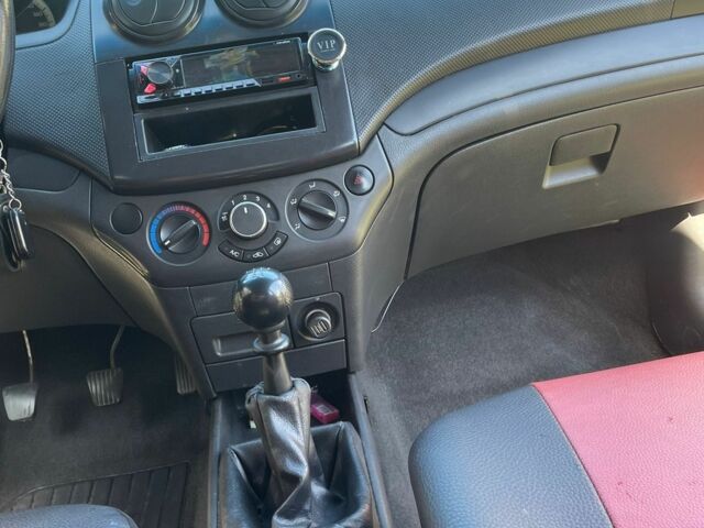 Красный Шевроле Авео, объемом двигателя 1.5 л и пробегом 210 тыс. км за 3400 $, фото 7 на Automoto.ua