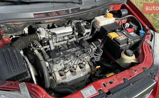 Красный Шевроле Авео, объемом двигателя 1.5 л и пробегом 180 тыс. км за 4500 $, фото 1 на Automoto.ua