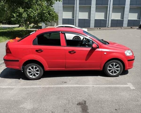 Красный Шевроле Авео, объемом двигателя 1.5 л и пробегом 201 тыс. км за 4000 $, фото 2 на Automoto.ua