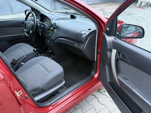 Красный Шевроле Авео, объемом двигателя 1.4 л и пробегом 180 тыс. км за 3300 $, фото 6 на Automoto.ua