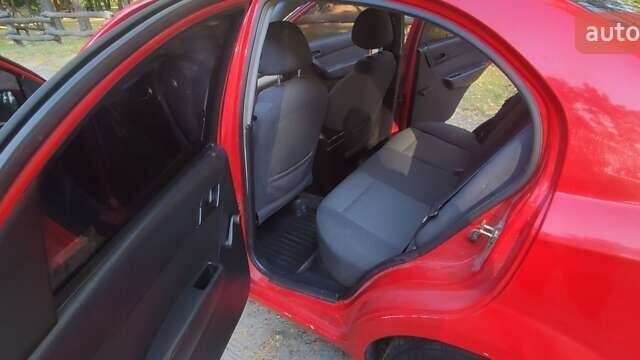 Красный Шевроле Авео, объемом двигателя 1.5 л и пробегом 241 тыс. км за 3500 $, фото 7 на Automoto.ua