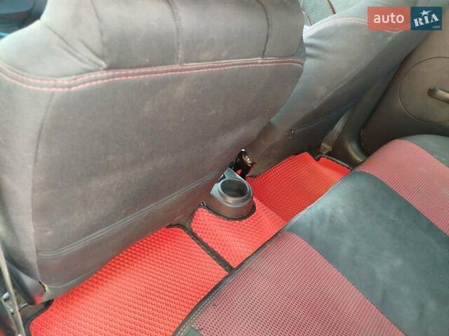 Красный Шевроле Авео, объемом двигателя 1.5 л и пробегом 226 тыс. км за 3500 $, фото 1 на Automoto.ua