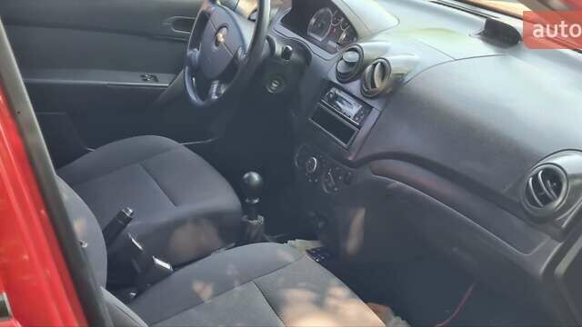 Красный Шевроле Авео, объемом двигателя 1.5 л и пробегом 178 тыс. км за 2699 $, фото 1 на Automoto.ua