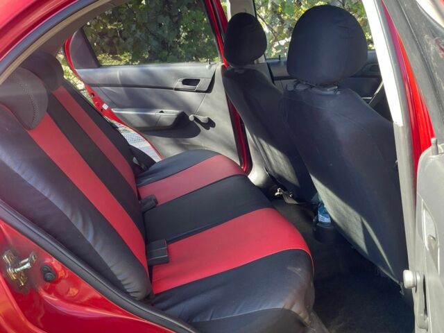 Красный Шевроле Авео, объемом двигателя 1.5 л и пробегом 210 тыс. км за 3400 $, фото 2 на Automoto.ua