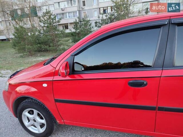 Красный Шевроле Авео, объемом двигателя 1.5 л и пробегом 190 тыс. км за 3300 $, фото 5 на Automoto.ua