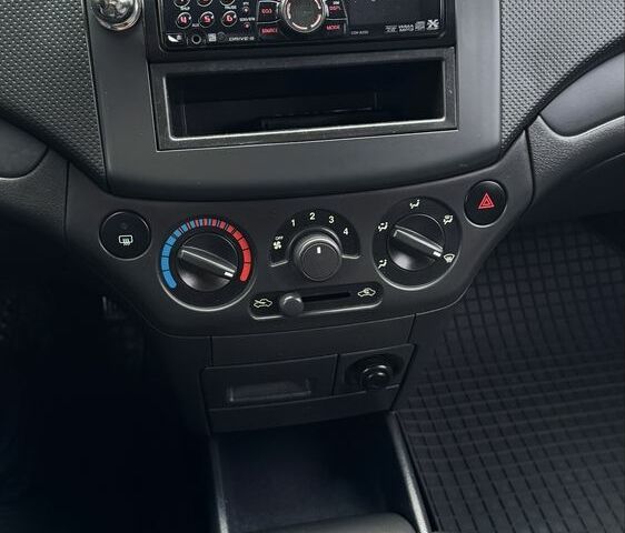 Красный Шевроле Авео, объемом двигателя 1.5 л и пробегом 27 тыс. км за 6100 $, фото 13 на Automoto.ua