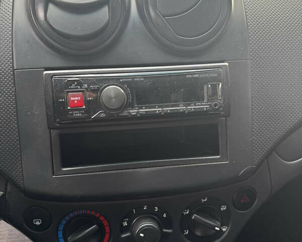 Красный Шевроле Авео, объемом двигателя 1.4 л и пробегом 168 тыс. км за 3700 $, фото 6 на Automoto.ua