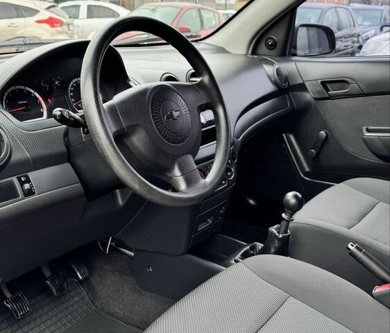 Красный Шевроле Авео, объемом двигателя 1.5 л и пробегом 27 тыс. км за 6100 $, фото 10 на Automoto.ua