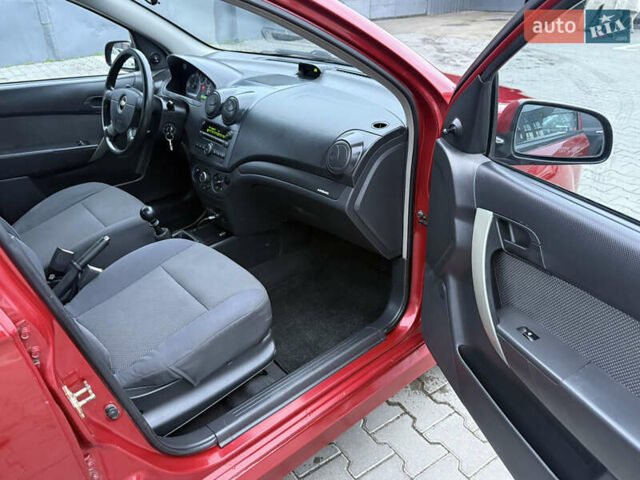 Красный Шевроле Авео, объемом двигателя 1.4 л и пробегом 180 тыс. км за 3300 $, фото 9 на Automoto.ua