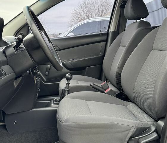 Красный Шевроле Авео, объемом двигателя 1.5 л и пробегом 27 тыс. км за 6100 $, фото 11 на Automoto.ua