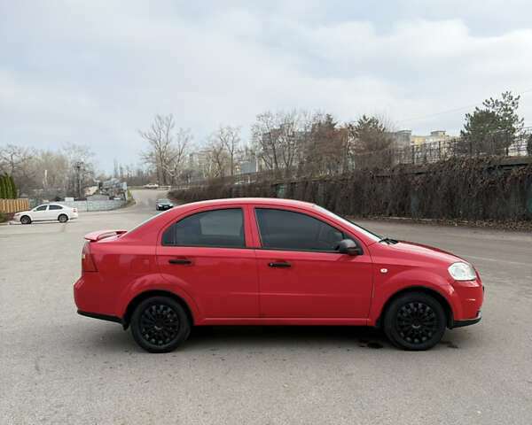 Красный Шевроле Авео, объемом двигателя 1.5 л и пробегом 187 тыс. км за 3300 $, фото 2 на Automoto.ua