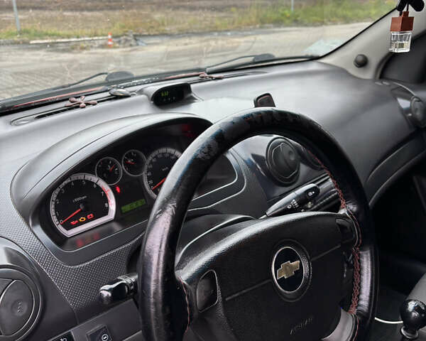 Красный Шевроле Авео, объемом двигателя 1.5 л и пробегом 107 тыс. км за 2100 $, фото 7 на Automoto.ua