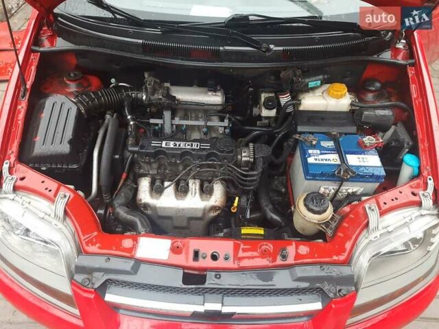Красный Шевроле Авео, объемом двигателя 1.5 л и пробегом 196 тыс. км за 3300 $, фото 6 на Automoto.ua