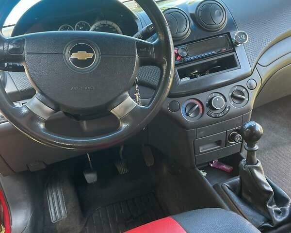 Красный Шевроле Авео, объемом двигателя 1.5 л и пробегом 210 тыс. км за 3400 $, фото 3 на Automoto.ua