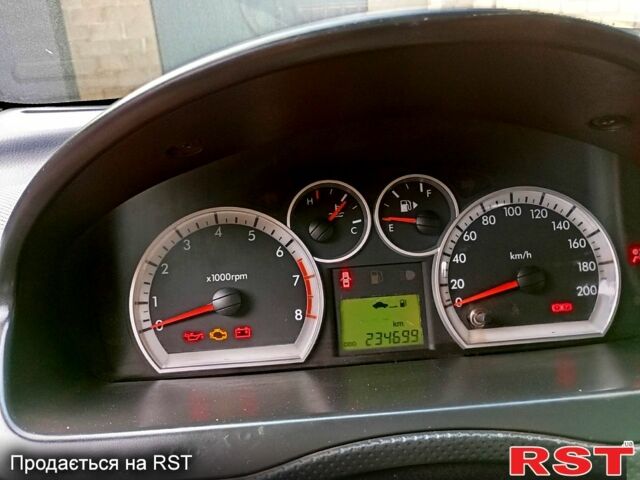 Красный Шевроле Авео, объемом двигателя 1.5 л и пробегом 240 тыс. км за 3500 $, фото 3 на Automoto.ua