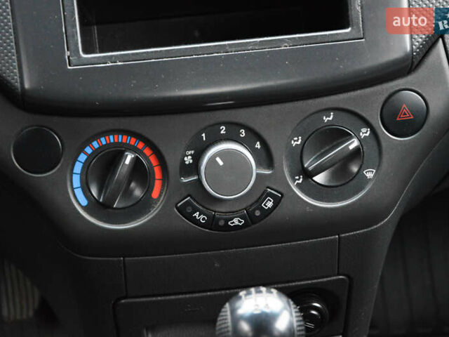 Красный Шевроле Авео, объемом двигателя 1.5 л и пробегом 87 тыс. км за 4800 $, фото 16 на Automoto.ua