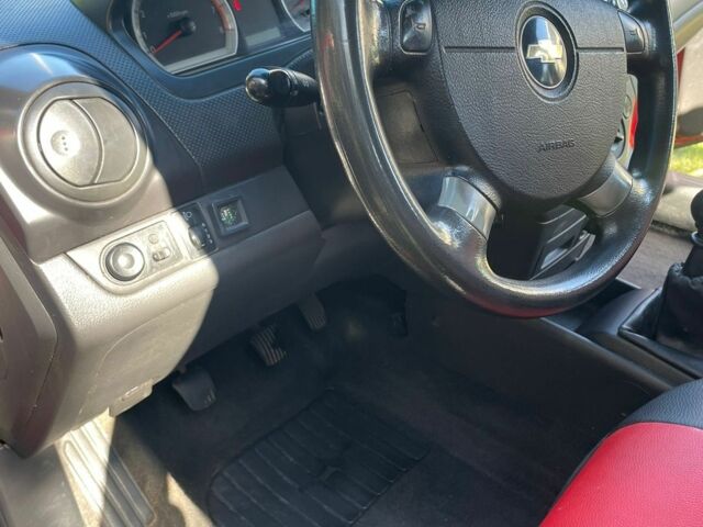 Красный Шевроле Авео, объемом двигателя 1.5 л и пробегом 210 тыс. км за 3400 $, фото 5 на Automoto.ua