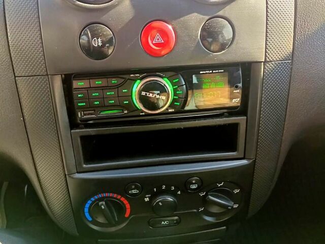 Красный Шевроле Авео, объемом двигателя 1.5 л и пробегом 190 тыс. км за 3100 $, фото 10 на Automoto.ua