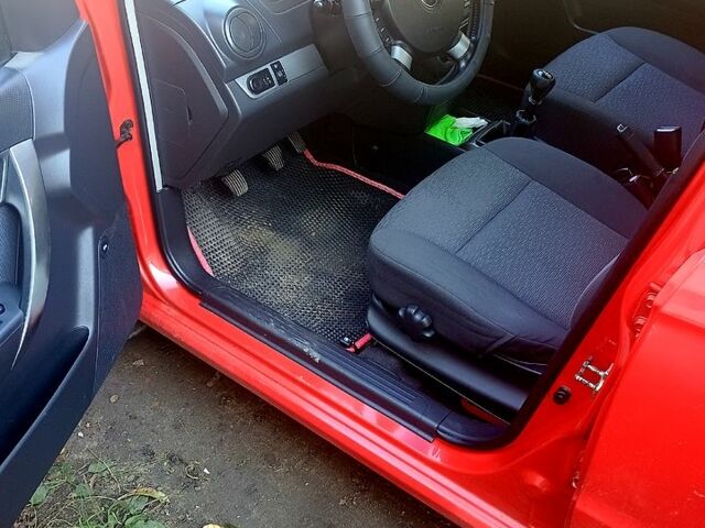 Красный Шевроле Авео, объемом двигателя 1.4 л и пробегом 126 тыс. км за 3999 $, фото 5 на Automoto.ua