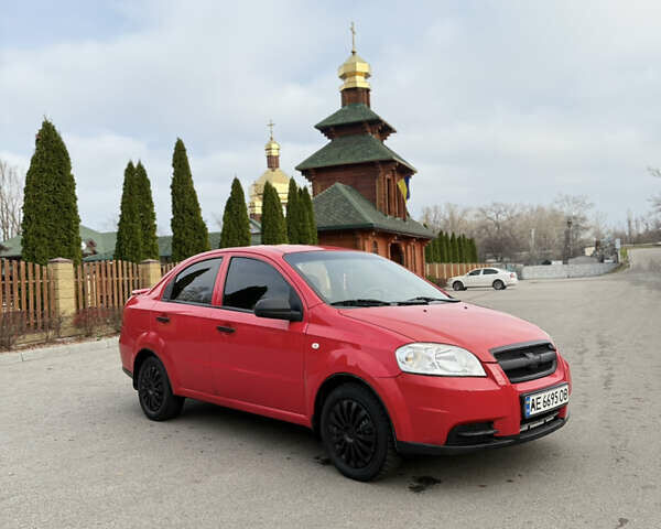 Красный Шевроле Авео, объемом двигателя 1.5 л и пробегом 187 тыс. км за 3300 $, фото 1 на Automoto.ua