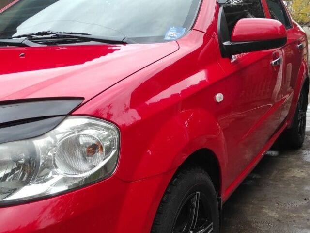 Красный Шевроле Авео, объемом двигателя 1.5 л и пробегом 200 тыс. км за 4500 $, фото 1 на Automoto.ua