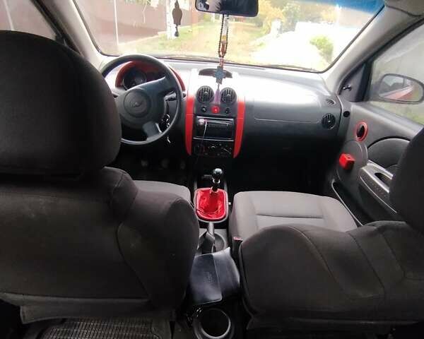 Красный Шевроле Авео, объемом двигателя 1.5 л и пробегом 163 тыс. км за 2100 $, фото 4 на Automoto.ua