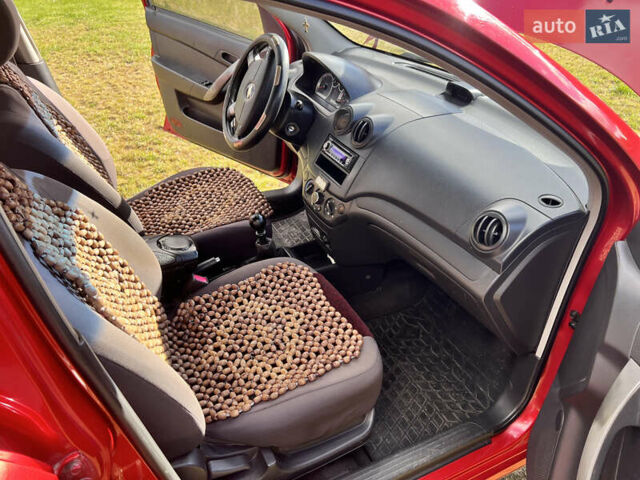 Красный Шевроле Авео, объемом двигателя 1.5 л и пробегом 180 тыс. км за 4500 $, фото 6 на Automoto.ua