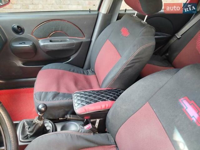 Красный Шевроле Авео, объемом двигателя 1.5 л и пробегом 226 тыс. км за 3500 $, фото 5 на Automoto.ua