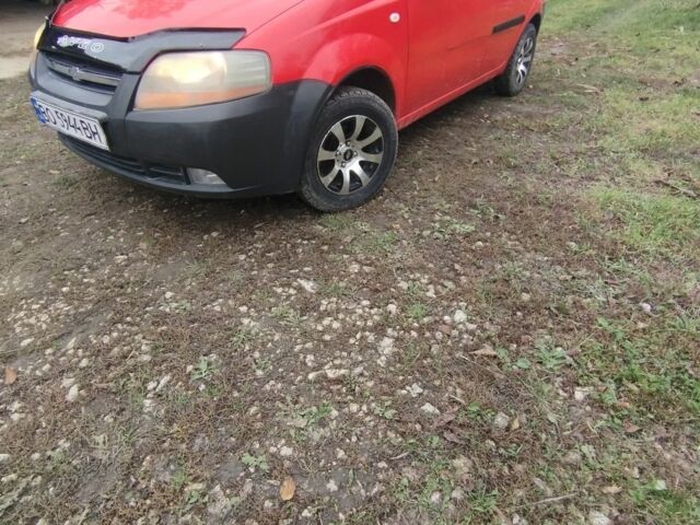 Красный Шевроле Авео, объемом двигателя 1.5 л и пробегом 163 тыс. км за 2100 $, фото 1 на Automoto.ua