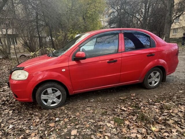 Красный Шевроле Авео, объемом двигателя 1.5 л и пробегом 184 тыс. км за 3000 $, фото 1 на Automoto.ua