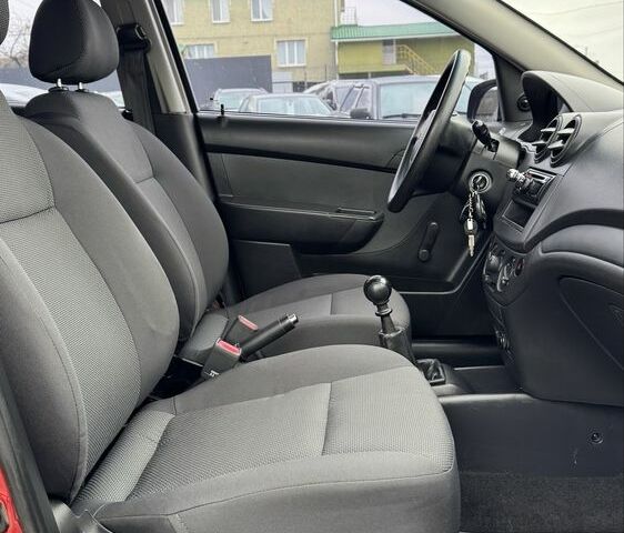 Красный Шевроле Авео, объемом двигателя 1.5 л и пробегом 27 тыс. км за 6100 $, фото 18 на Automoto.ua