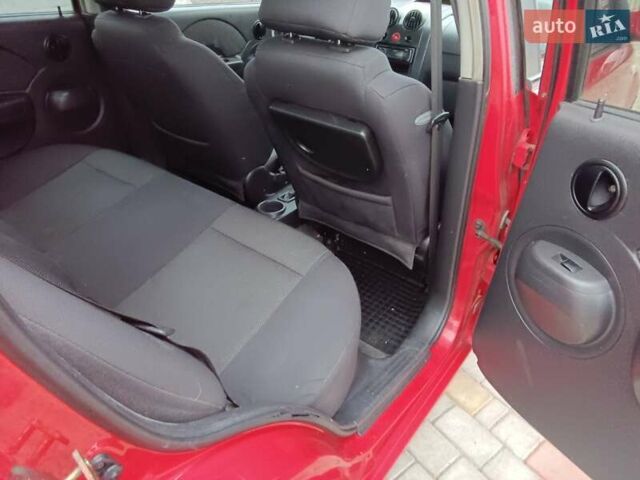 Красный Шевроле Авео, объемом двигателя 1.5 л и пробегом 190 тыс. км за 3700 $, фото 4 на Automoto.ua