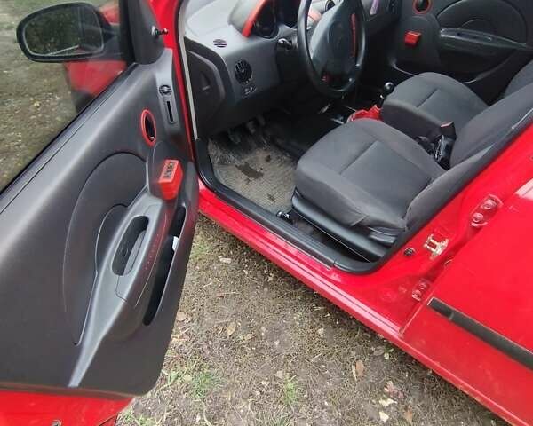 Красный Шевроле Авео, объемом двигателя 1.5 л и пробегом 163 тыс. км за 2100 $, фото 3 на Automoto.ua