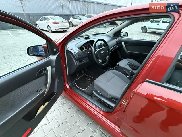 Красный Шевроле Авео, объемом двигателя 1.4 л и пробегом 180 тыс. км за 3300 $, фото 12 на Automoto.ua