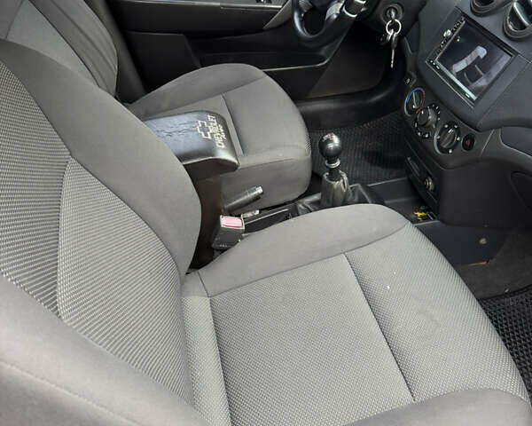 Красный Шевроле Авео, объемом двигателя 1.5 л и пробегом 230 тыс. км за 3750 $, фото 6 на Automoto.ua