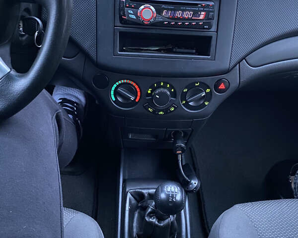 Красный Шевроле Авео, объемом двигателя 1.5 л и пробегом 160 тыс. км за 4700 $, фото 16 на Automoto.ua