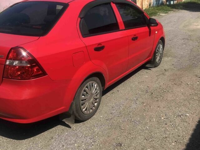Красный Шевроле Авео, объемом двигателя 1.5 л и пробегом 180 тыс. км за 3800 $, фото 2 на Automoto.ua