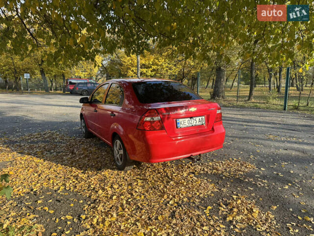Красный Шевроле Авео, объемом двигателя 1.5 л и пробегом 230 тыс. км за 3750 $, фото 2 на Automoto.ua
