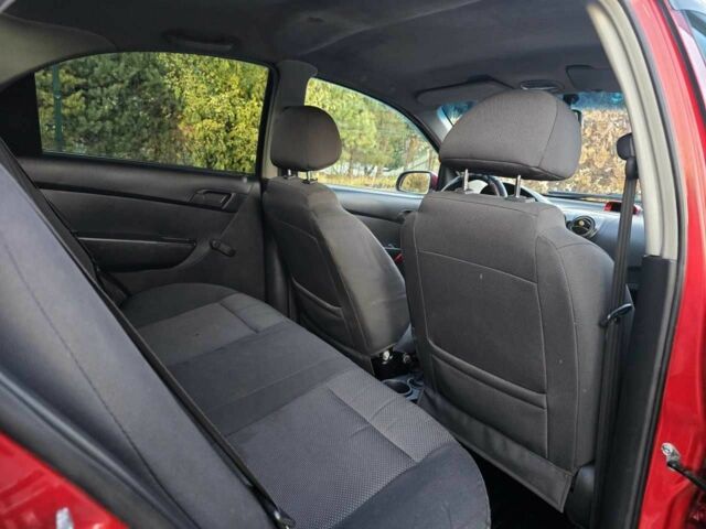 Красный Шевроле Авео, объемом двигателя 0 л и пробегом 180 тыс. км за 3299 $, фото 7 на Automoto.ua