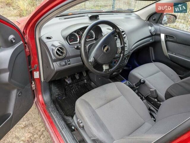 Красный Шевроле Авео, объемом двигателя 1.2 л и пробегом 220 тыс. км за 2900 $, фото 1 на Automoto.ua