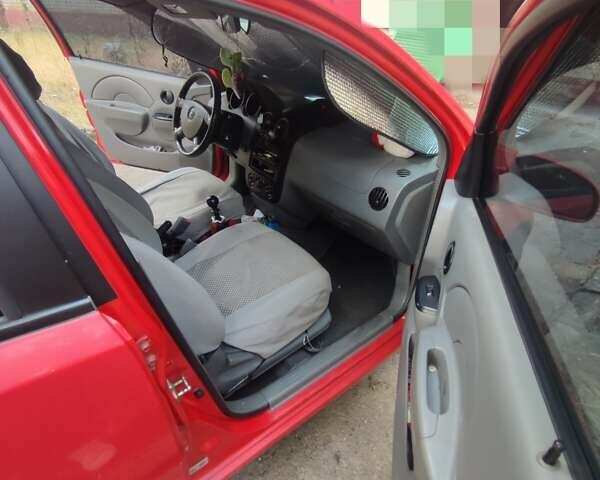 Красный Шевроле Авео, объемом двигателя 1.5 л и пробегом 295 тыс. км за 3000 $, фото 4 на Automoto.ua