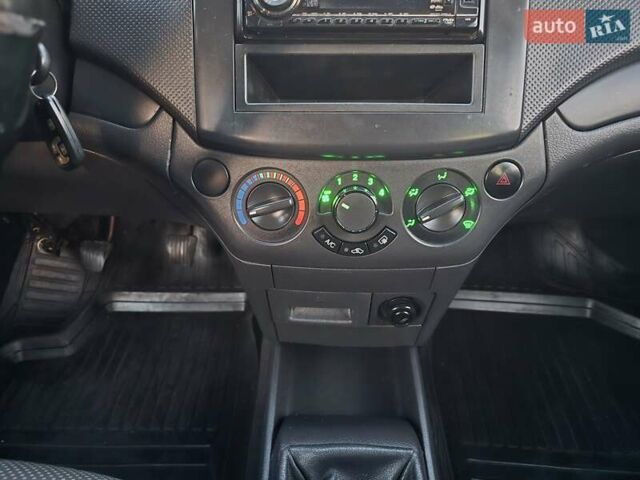 Шевроле Авео 2007 у Хмельницькому на Automoto.ua Червоний Шевроле Авео, об'ємом двигуна 1.5 л та пробігом 180 тис. км за 3299 $, фото 22 на Automoto.ua