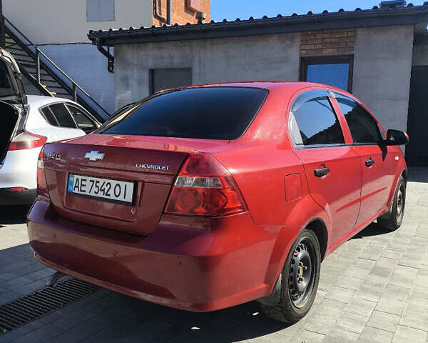 Красный Шевроле Авео, объемом двигателя 1.5 л и пробегом 365 тыс. км за 3100 $, фото 1 на Automoto.ua