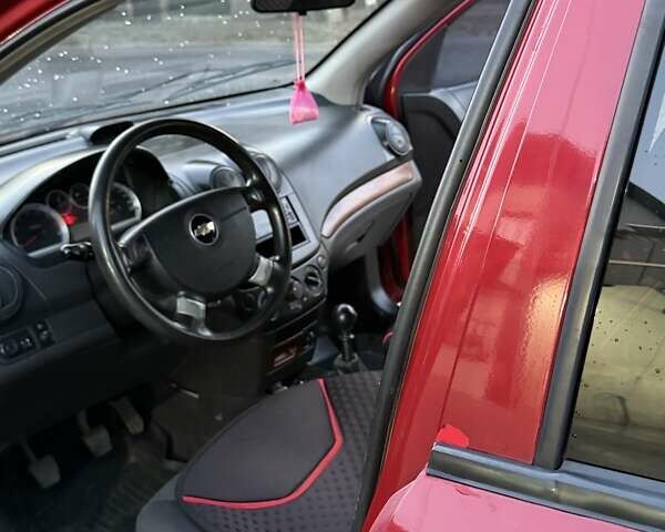 Красный Шевроле Авео, объемом двигателя 1.5 л и пробегом 200 тыс. км за 3800 $, фото 3 на Automoto.ua