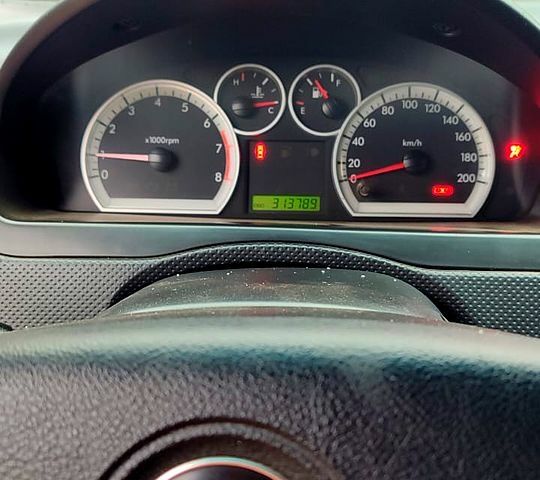 Красный Шевроле Авео, объемом двигателя 1.5 л и пробегом 313 тыс. км за 3500 $, фото 6 на Automoto.ua